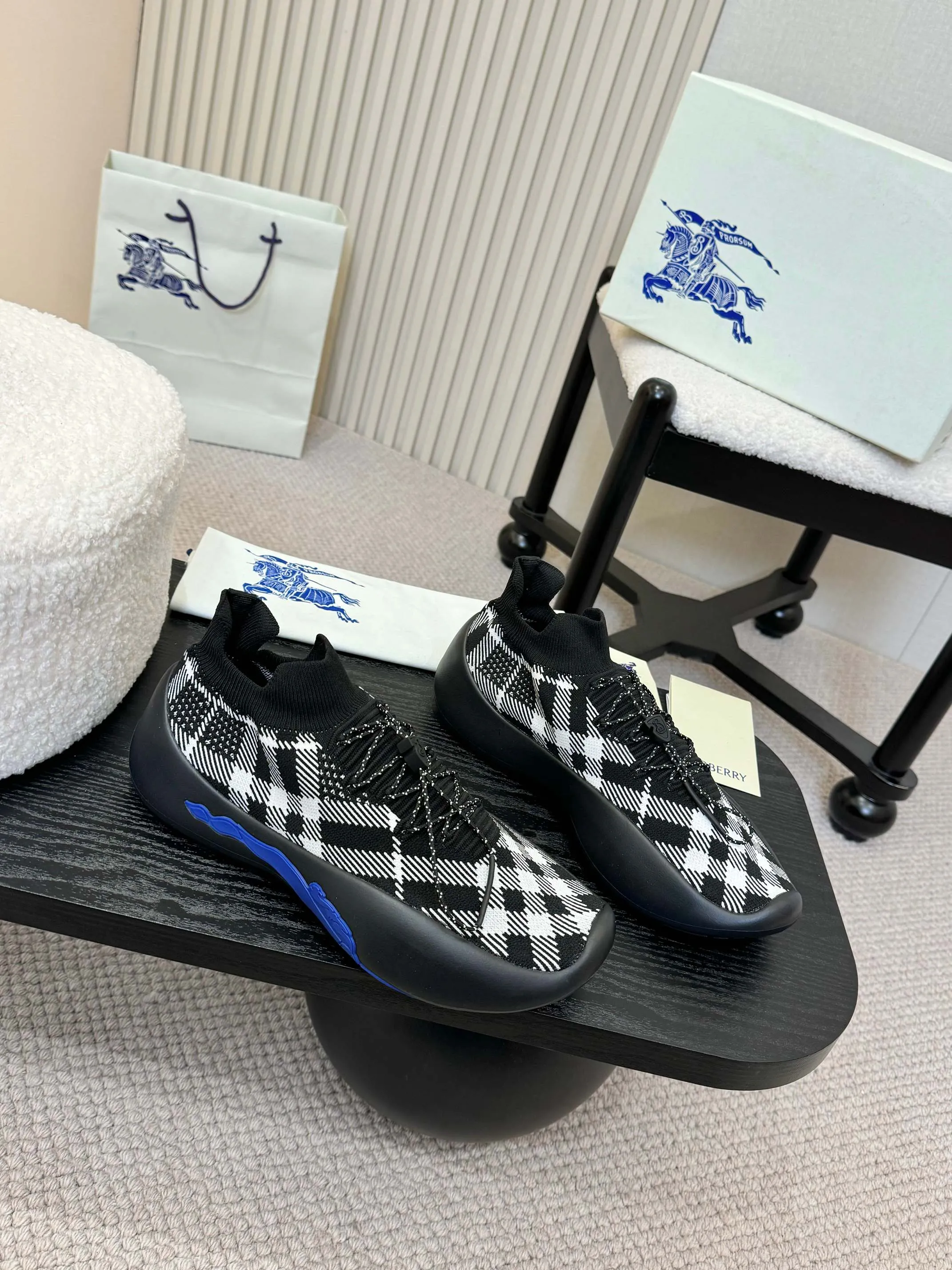 Men's men's shoes💰680 Burberry's 2025 hot model is released, ultra-light socks and shoes, versatile, decorated with worsted Burberry plaid pattern. Featuring a mesh lining and checkered laces, the rubber sole features the archive Burberry monogram. From Burberry's iconic collection, these wardrobe staples are interpreted with the brand's signature style.   ✅Fabric: classic cotton fly ✅Lining: silk cowhide lining ✅Outsole: ultra-light rubber foam sole ✅Color: black, original packaging ✅Code number: men's 39-46 (39,46 customized)